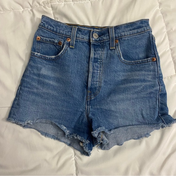 Levis Ribcage Shorts - Picture 2 of 8